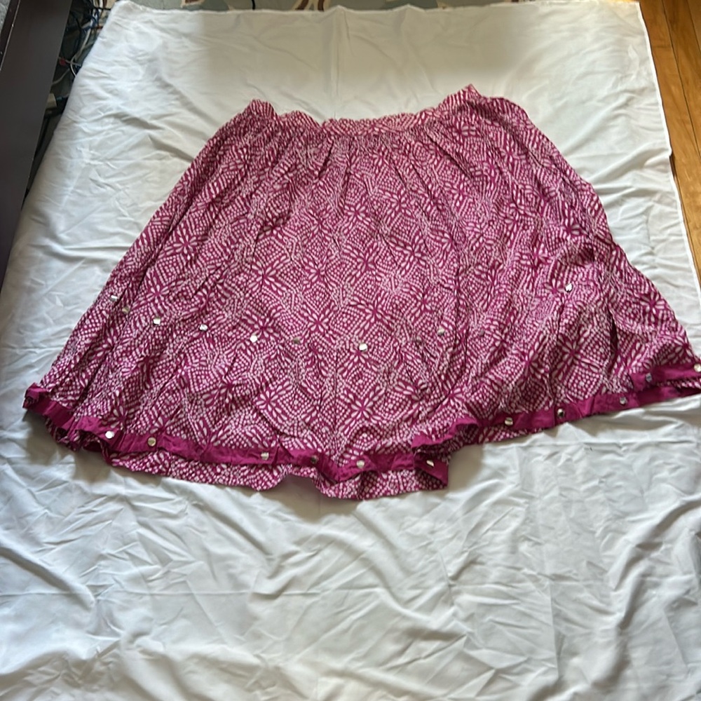 Patterned pink Liz and me midi skirt. Size 2x and in okay condition.